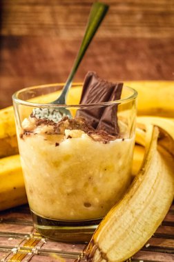 Yoğurt ve süt muz ev sağlıklı kahvaltı. Çikolata ve keten tohumu toz