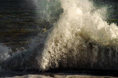 Bir fırtına sırasında bir dalga