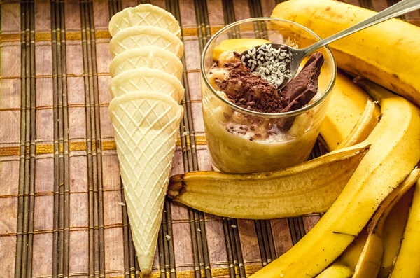 Homemade smoothies from bananas and milk sprinkled with chocolate and flax — Stock Photo, Image