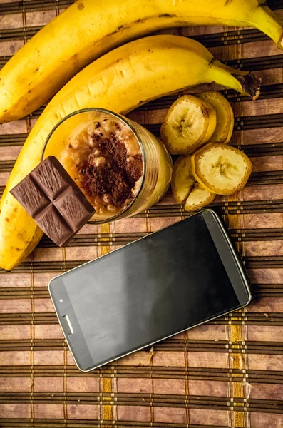 Telefono per la comunicazione e frullati per snack — Foto Stock