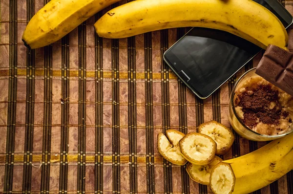 Telefono e vitamine con frullati di banana . — Foto Stock