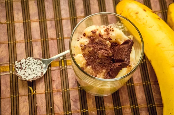 Пищевые коктейли из спелых бананов и семян льна — стоковое фото