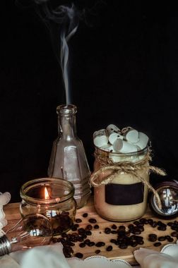 Bir kafede yanan mum