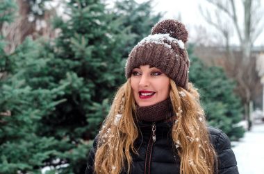 çam ağaçları yakınındaki kız