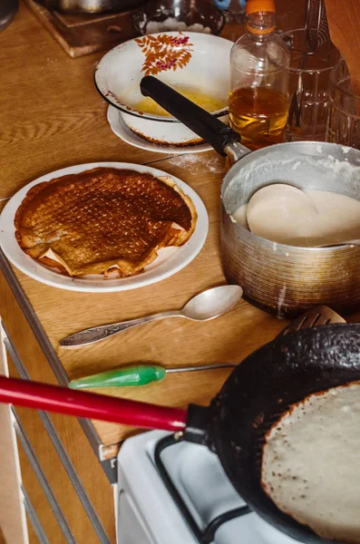 In the kitchen preparing pancakes — Stock Photo, Image