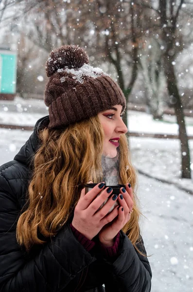 Bella ragazza che beve da un thermos — Foto Stock