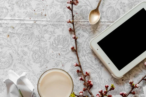 Un tablet per la comunicazione su Internet e business. Caffè per allegria e fiori per umore — Foto Stock