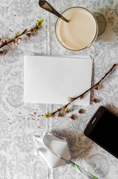 Telefono. Caffè con latte per la mattina di primavera — Foto Stock