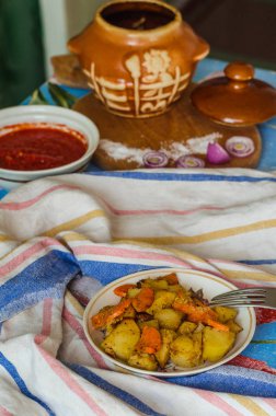 Fırında patates ve havuç mutfak ile plaka