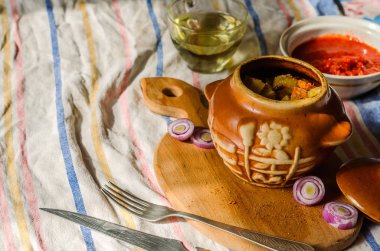 Ev yapımı yiyecek bir tencerede pişirilir