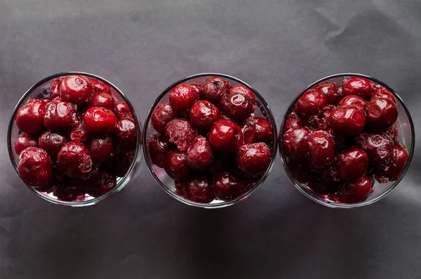 Замороженная красная вишня в трех стаканах — стоковое фото