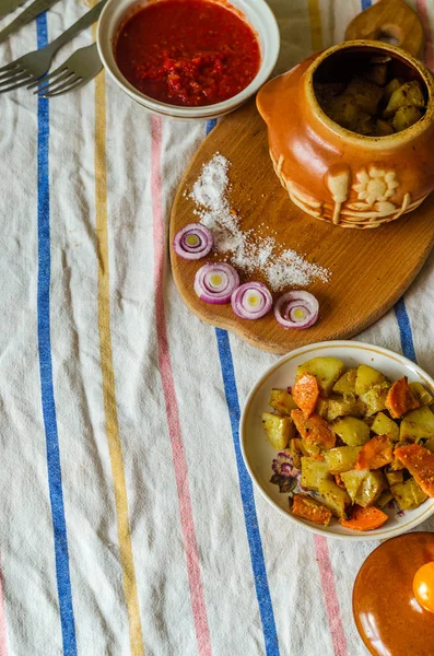 Hemlagad middag med bakad potatis — Stockfoto