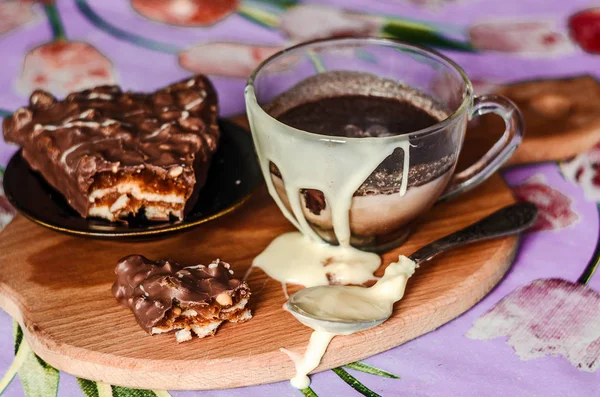 Tranche de délicieux gâteau au chocolat — Photo