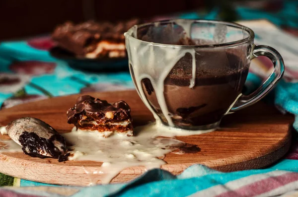 Chocolat chaud avec un délicieux gâteau — Photo