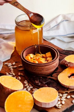 tahta kaşık bal dökülür