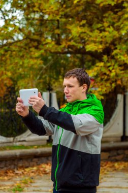 Sosyal haber için selfie yapan adam