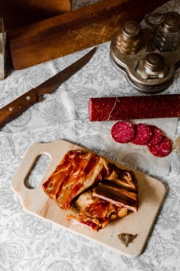 Füme et ve sosis öğle yemeği için