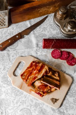 Yemek pişirmek için taze füme kaburga