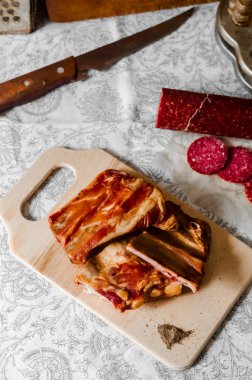 Bir ahşap tahta üzerinde füme kaburga yalan