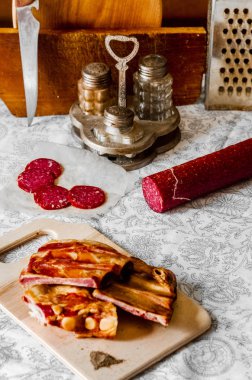 Tahta üzerinde füme et yatıyor