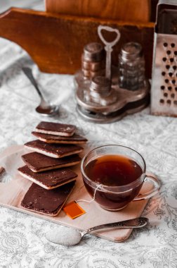 Sıcak koyu çay ile taze çikolatalı kurabiye