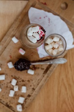 Süt ile sıcak kakao Marshmallows çiğneme