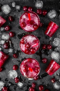 Sıcak havalarda susuzluğunu için çilek dondurulmuş