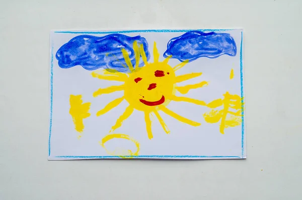 Детский рисунок неба с солнцем — стоковое фото