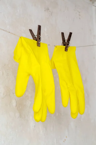 Gants en caoutchouc suspendus à une corde — Photo