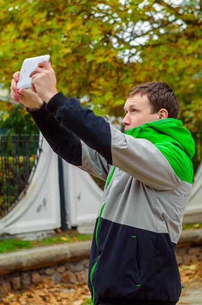 Homem faz selfie no dia de outono ao ar livre — Fotografia de Stock