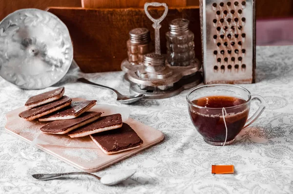 Soubory cookie pro občerstvení a horký čaj — Stock fotografie