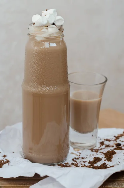 Kakao und Milch zum Frühstück mit süßen Marshmallows — Stockfoto