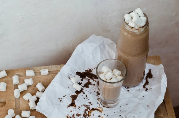 Morgengetränk aus Milch und Kaffee und süße Marshmallows — Stockfoto