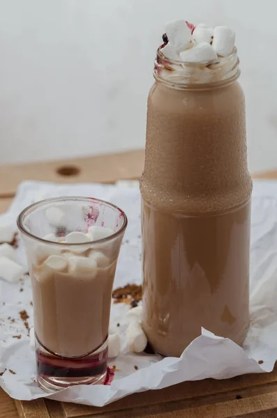 Taza de vidrio y frasco de bebida de café caliente — Foto de Stock