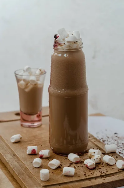 Bank mit brennendem Cocktailkaffee mit Marshmallows — Stockfoto