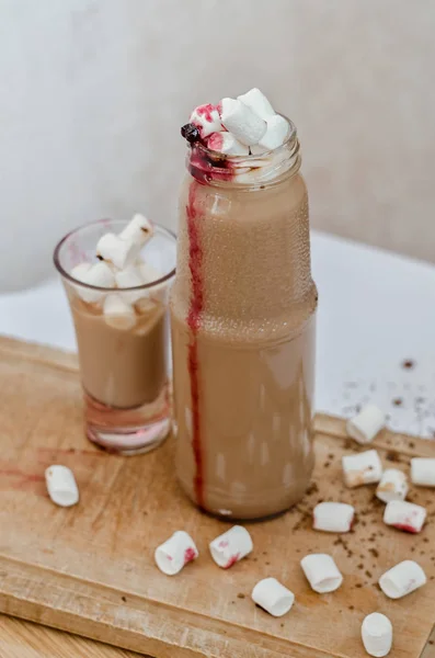 Kaffee Heißgetränk mit Gewürzen und Marmelade — Stockfoto