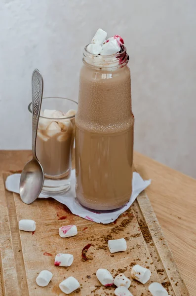 Cacao caliente con malvaviscos encima de la bebida de mascar — Foto de Stock