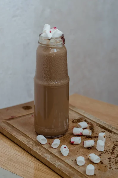 Cappuccino chaud dans un pot de guimauve — Photo