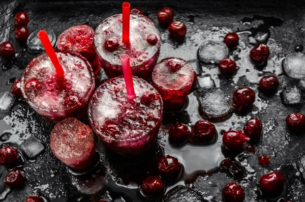 Замороженные ягоды и кубики льда — стоковое фото