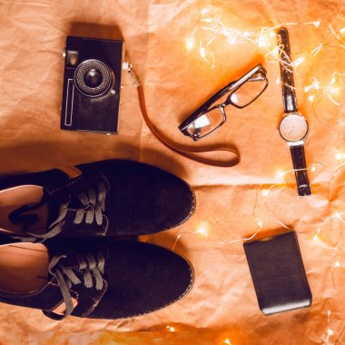 saatler, erkek ayakkabı, gözlük görüş için turizm için bir fotoğraf makinesi
