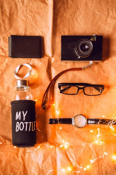 Životní styl. Ochrana zdraví a cestování. fotoaparát, hodinky, brýle, garland, kreditní karty — Stock fotografie