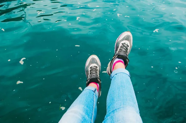Дівчина Під Час Подорожі Ноги Біля Моря Розслаблення — стокове фото