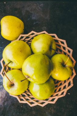 Meyve, elma. Sonbaharda hasat