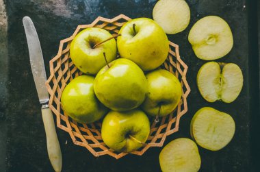 meyve. Elma bir plaka üzerinde. Dilimleme bıçağı