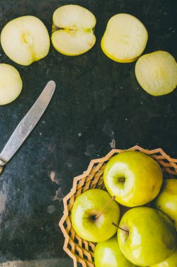 Doğranmış elma. Meyve sepeti