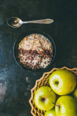 Sulu elma ile kahvaltıda yulaf ezmesi