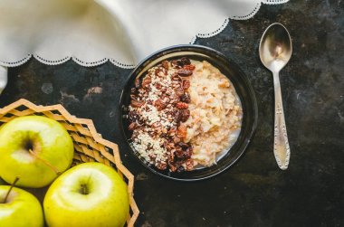 Hububat Ürünleri yulaf ezmesi. Kahvaltı için elma