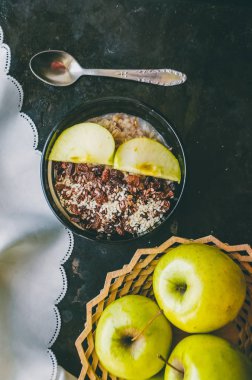 Bir tabak yulaf ezmesi keten tohumu ve kuru üzüm ve susam.