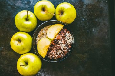 Elma müsli. Tüm aile için yararlı Kahvaltı