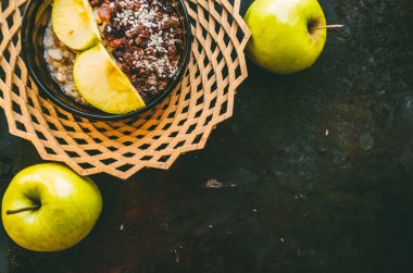 Bir tabak yulaf gevreği ile keten ve susam